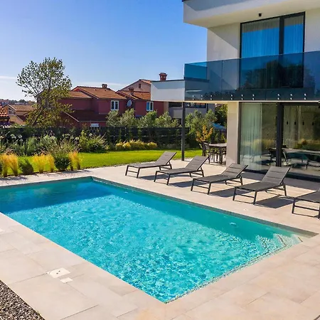 Celi Whit Heating Pool Pula Villa