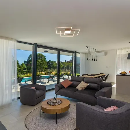 Villa Celi Private Heated Pool & Jacuzzi 4br Near & Brijuni