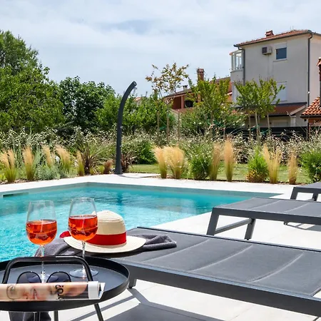 Celi Private Heated Pool & Jacuzzi 4br Near & Brijuni Fažana