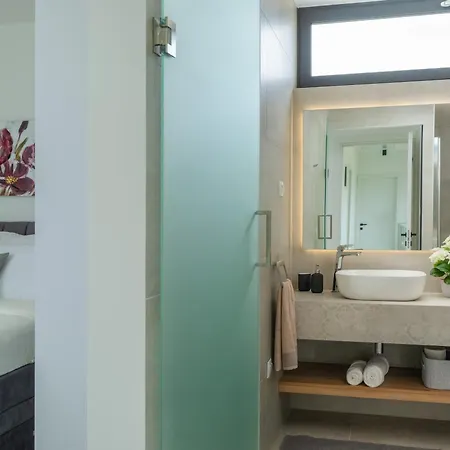 Celi Private Heated Pool & Jacuzzi 4br Near & Brijuni *