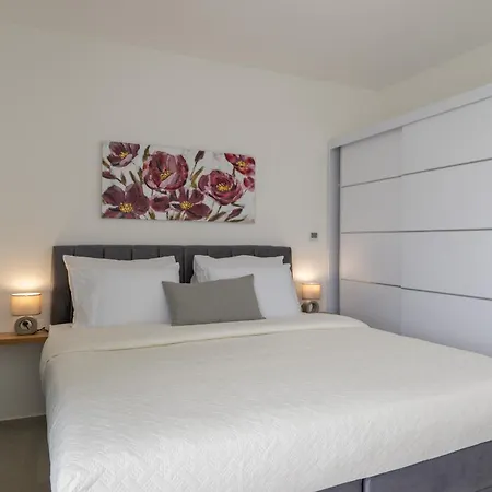 Celi Private Heated Pool & Jacuzzi 4br Near & Brijuni Villa
