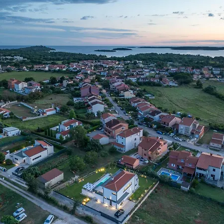 Celi Whit Heating Pool Pula Villa Fažana