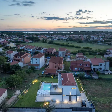 Villa Celi Whit Heating Pool Pula